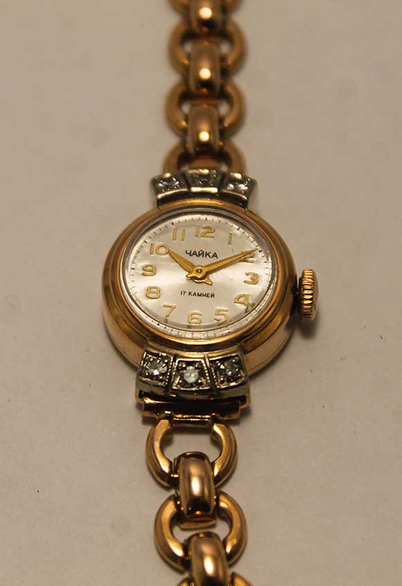 Наручные женские золотые механические часы «Чайка» с  бриллиантами
